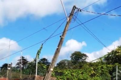 Ribamar: poste em situação irregular apresenta perigo para moradores