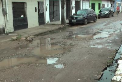 Moradores reclamam de buracos em rua no Sol e Mar