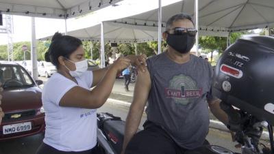 Pessoas com 55 anos começam a ser vacinadas na capital