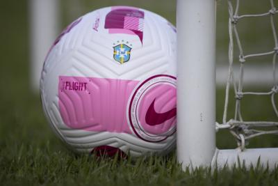 Outubro Rosa: CBF se une à campanha com bola especial no Brasileirão