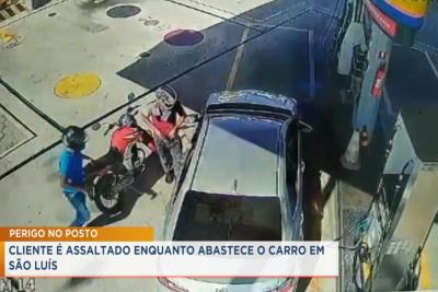 Homem é vítima de assalto enquanto abastecia carro em posto