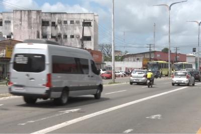 Dois homens armados assaltaram o cliente de uma agência bancária que havia acabado de fazer um saque de R$ 6.800 no bairro São Raimundo, em São Luís. Mais informações na reportagem de Eduardo Pinheiro. Assista abaixo: