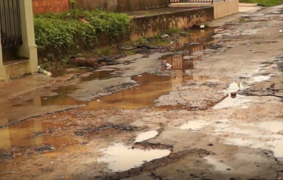 Buracos e lama atrapalham tráfego no Residencial Primavera; confira