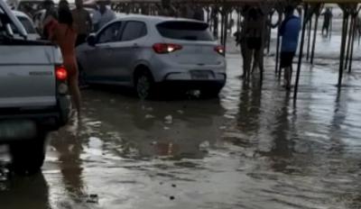 Maré avança e deixa carros atolados em praias de São Luís