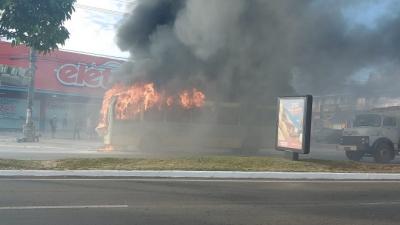 Ônibus pega fogo na Avenida Guajajaras em São Luís