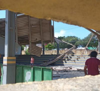 Teto de quadra de escola desaba no bairro da Cidade Operária