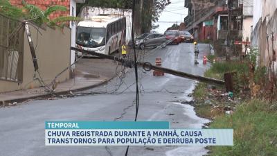 Chuvas causam transtornos para população e derruba poste na Cohama