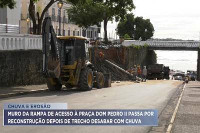 Muro na rampa de acesso à Praça Pedro II passa por reconstrução depois de deslizamento