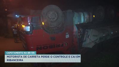 Caminhão carregado com soja tomba na BR-135