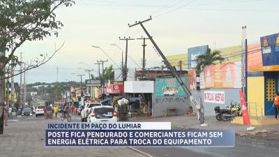 Poste fica pendurado e comerciantes ficam sem energia elétrica para troca do equipamento