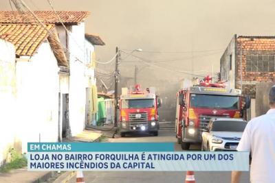  Corpo de Bombeiros controla incêndio em loja de material de construção na Forquilha