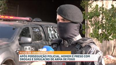 PM apreende arma falsa e drogas com motociclista que fazia manobras perigosas