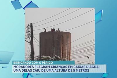 Imagens registram crianças em caixas d'água; uma delas caiu de uma altura de 5 metros