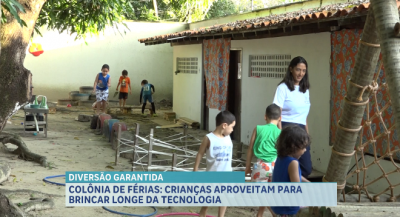 Crianças aproveitam para brincar longe da tecnologia em colônia de férias 