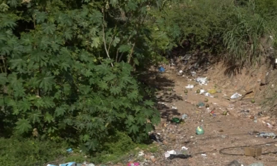  População é prejudicada com descarte irregular de lixo na Rua Projetada no bairro Sítio Leal