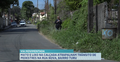 Matos e lixos na calçada da rua Nova, no bairro Turu atrapalham o trânsito de pedestres 