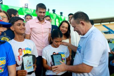 Programa distribui tablets a 250 mil alunos do ensino médio e lança programa 'Educação de Verdade'