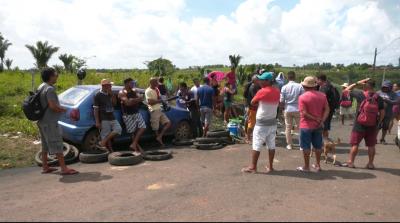 Moradores da zona rural de Ribamar bloqueiam avenida e pedem melhorias no local