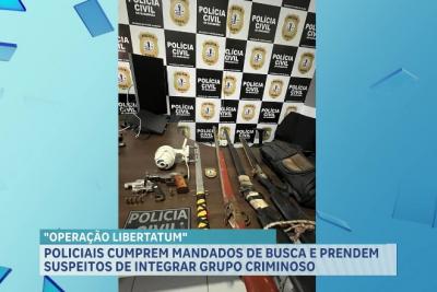 Polícia apreende 5 armas de fogo e drogas; quatro suspeitos são conduzidos