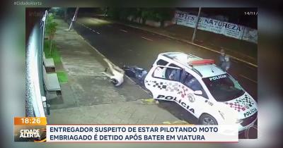 Entregador suspeito de pilotar moto embriagado é detido pela polícia após bater em viatura 