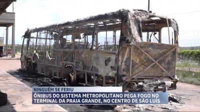 Ônibus é consumido por fogo dentro do Terminal da Praia Grande; não houve vítimas