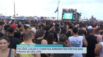 Foliões, turistas e moradores aproveitam o Carnaval na orla da capital