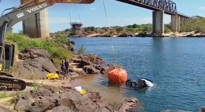 Caminhonete é retirada do Rio Tocantins após mais de 7 meses da queda da ponte JK