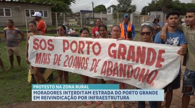 Moradores do Porto Grande interditam estrada em protesto por falta de infraestrutura