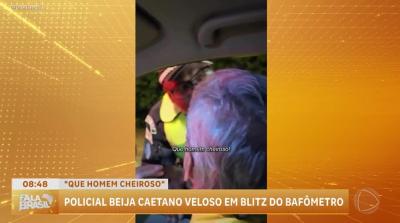 PM beija Caetano Veloso em blitz e brinca: 'Que homem cheiroso' 