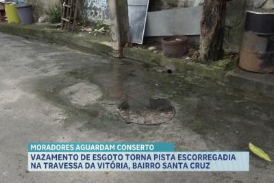 Moradores denunciam esgoto a céu aberto na Rua do Muro