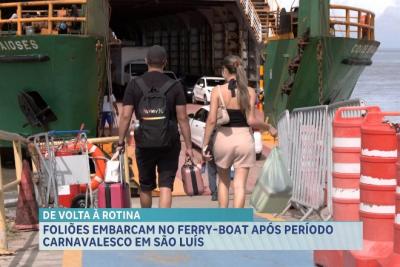 Foliões embarcam no ferry-boat após período carnavalesco em São Luís