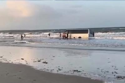 Van é arrastada pela maré na praia de Panaquatira, em São José de Ribamar