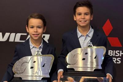 Irmãos Matias e Murilo Dominguez recebem troféus de vice-campeões brasileiros de kart em cerimônia da CBA