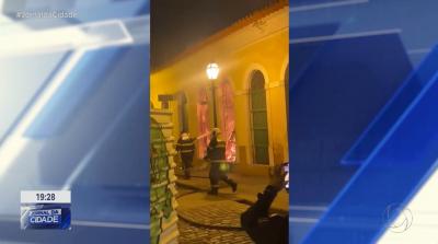 Incêndio atinge casarões históricos no entorno do Mercado das Tulhas, em São Luís