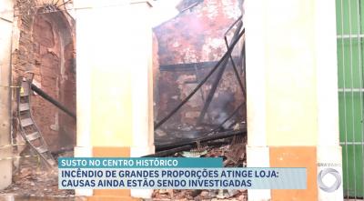 Incêndio de grandes proporções atinge lojas no Centro Histórico de São Luís