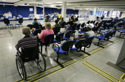 Fila de espera de aposentadorias, pensões e auxílios do INSS bate recorde e supera 2,7 milhões
