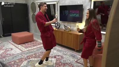 Nat e Eike brindam na madrugada e celebram a chegada na Suíte Power