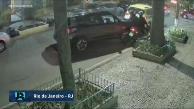 Motorista reage a tentativa de assalto e atropela dois criminosos no RJ