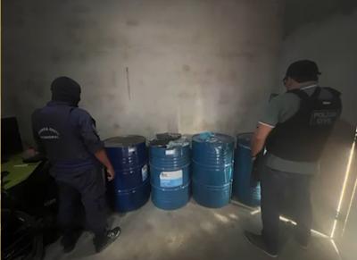 Polícia Civil desarticula casa utlizada para tráfico de drogas e depósito clandestino; jovem de 18 anos é preso