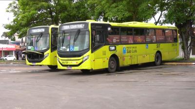 Passageiros sofrem com demora e ônibus cheios no bairro Cohatrac, em São Luís