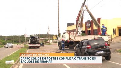 Carro colide em poste e complica o trânsito em São José de Ribamar
