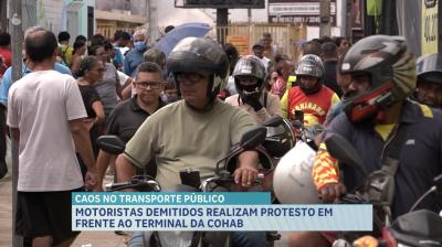 Motoristas demitidos realizam protesto em frente ao Terminal Cohab