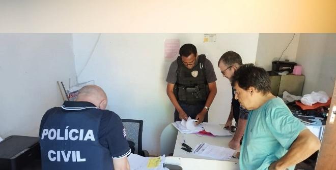 Operação investiga emissão de documentos falsos por prestador de serviço de emplacadora